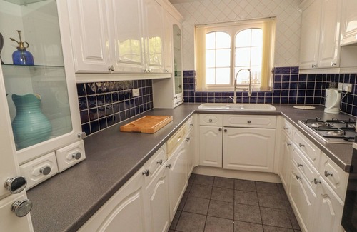 Moresby Cabaña | 3 HAWK PLACE, pet friendly, with hot tub in Whitehaven