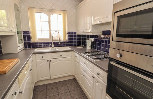 Moresby Cabaña | 3 HAWK PLACE, pet friendly, with hot tub in Whitehaven