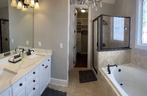 Johns Creek Casa | 3 King Home Close to Alpharetta in Gated Community