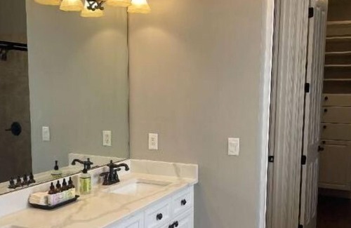 Johns Creek Casa | 3 King Home Close to Alpharetta in Gated Community