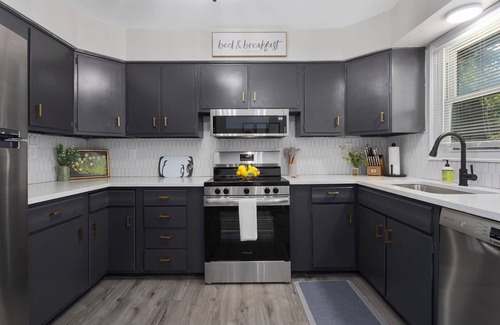 Lee's Summit Casa | Kings Beds w/TV's Steps to Shops NEW