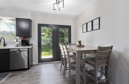 Lee's Summit Casa | Kings Beds w/TV's Steps to Shops NEW