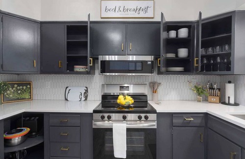 Lee's Summit Casa | Kings Beds w/TV's Steps to Shops NEW