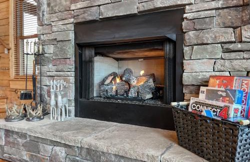 Wolf Laurel Casa | 3 Kings 4 bunks-sleeps 10-Smart TV x6-parking out front-Full Kitchen-Hot Tub