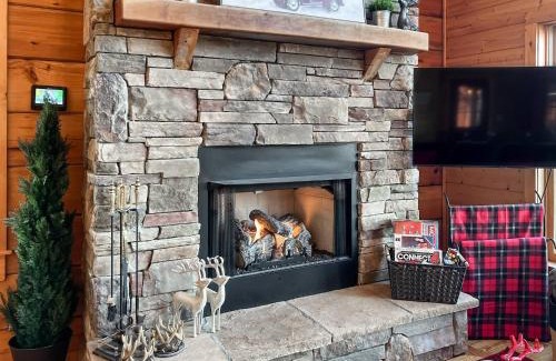 Wolf Laurel Casa | 3 Kings 4 bunks-sleeps 10-Smart TV x6-parking out front-Full Kitchen-Hot Tub