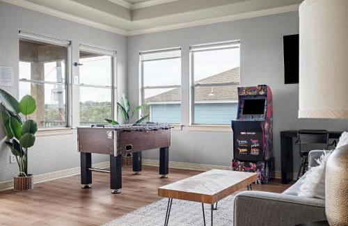 Travis Landing Casa | 3 Kings with Theater, GameRoom and BBQ just 7 mins from Marina