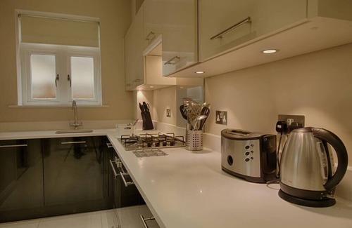 Esher Apartamento | 3 Kinnaird Court - 2 bedroom apartment