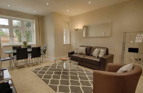 Esher Apartamento | 3 Kinnaird Court - 2 bedroom apartment