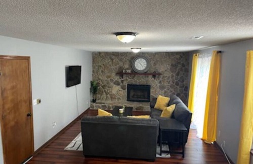 Riverdale Casa | 3-Level PetFriendly Home, Pool Table, Patio, Backyard, WiFi, Dedicated Workspace