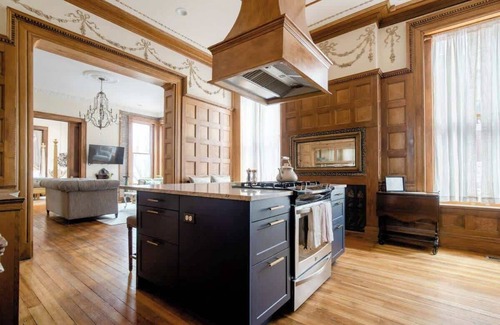Westside North Apartamento | Camine a todas partes desde J. G. Peppard House. 3 camas King y 2 baños