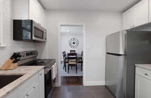 Radnor - Fort Myer Heights Casa | 3 Lvl Rosslyn Gem-Walk to Metro!