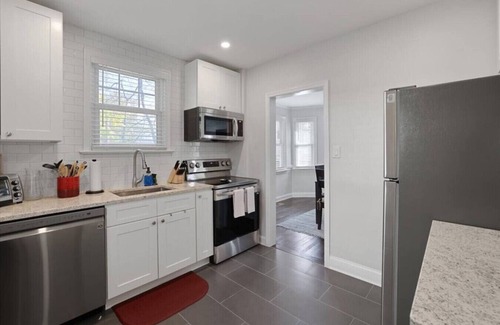 Radnor - Fort Myer Heights Casa | 3 Lvl Rosslyn Gem-Walk to Metro!