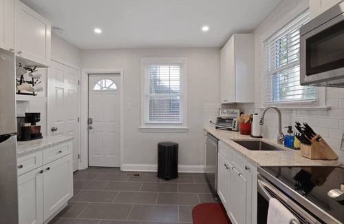 Radnor - Fort Myer Heights Casa | 3 Lvl Rosslyn Gem-Walk to Metro!