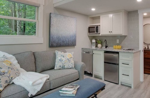 Groveoak Cabina | #3 (Magnolia) Treehouse near Lake Guntersville