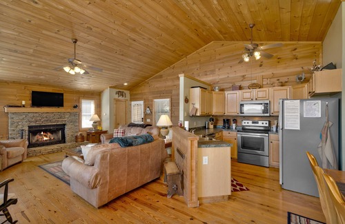 Settlers Ridge Casa | Ridgeview Cabin - Limpio, Acogedor, Wi-Fi, Calefacción / Aire Central, Vistas a la montaña en todas las habitaciones