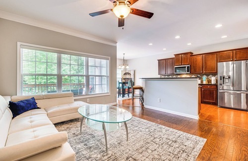Milton Casa | 3 Mi to Avalon: Townhome w/ Balcony in Alpharetta!