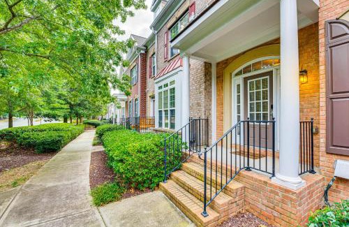 Milton Casa | 3 Mi to Avalon Townhome with Balcony in Alpharetta!