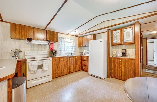 New London Casa | 3 Mi to Badin Lake: Quiet New London Retreat