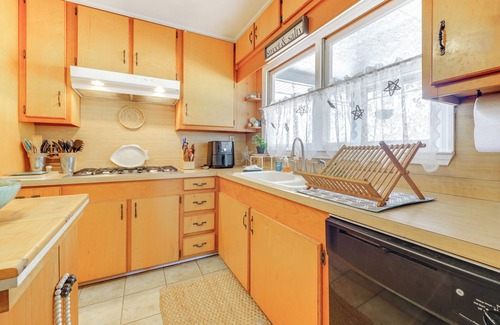 Hampstead Casa | 3 Mi to Beach: Home w/ Fire Pit in Hampstead!
