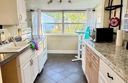United Central Casa | 3 mi to Beaches/Downtown- Fenced Yard-Pets ok