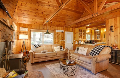 Dorrington Cabina | 3 Mi to Big Trees State Park: Cabin w/ Scenic Deck