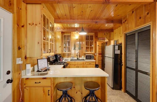 Dorrington Cabina | 3 Mi to Big Trees State Park: Cabin w/ Scenic Deck