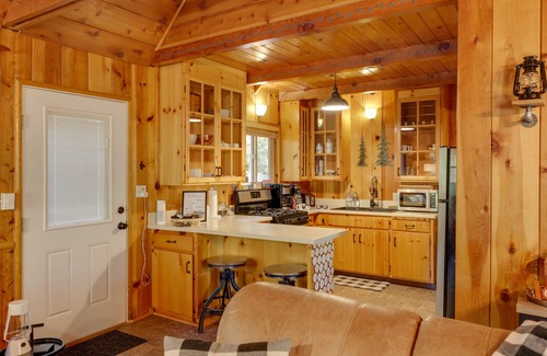Dorrington Cabina | 3 Mi to Big Trees State Park: Cabin w/ Scenic Deck