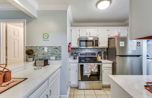 Sheffield Park Casa | 3 Mi to Bojangles Coliseum: Townhome w/ Patio!