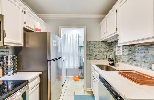 Sheffield Park Casa | 3 Mi to Bojangles Coliseum: Townhome w/ Patio!