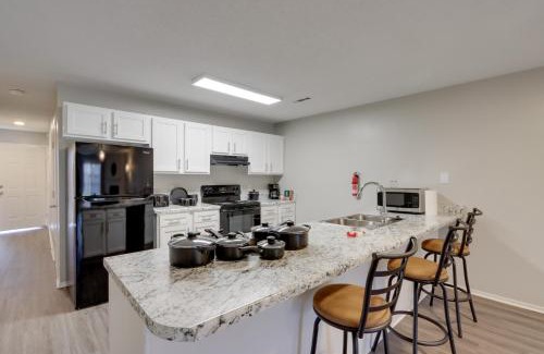 Fayetteville Casa | 3 Mi to Campus Fayetteville Home with Hot Tub!
