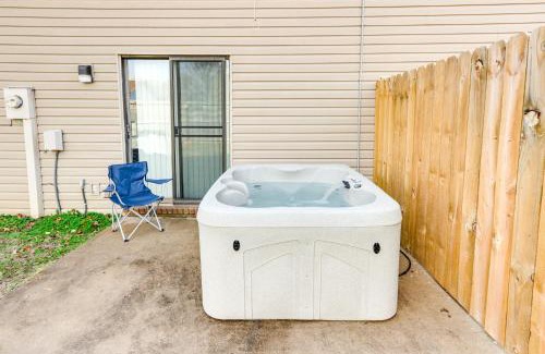 Fayetteville Casa | 3 Mi to Campus Fayetteville Home with Hot Tub!