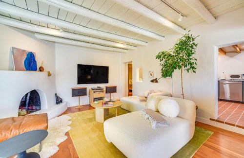 Southside Apartamento | 3 Mi to Downtown - Condo with Hot Tub in Santa Fe!