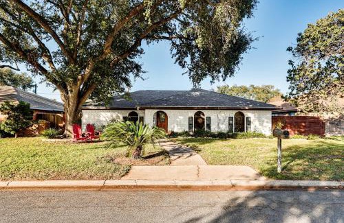 McAllen Casa | 3 Mi to Downtown McAllen Quiet Home with Pool