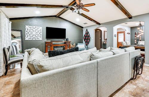McAllen Casa | 3 Mi to Downtown McAllen Quiet Home with Pool