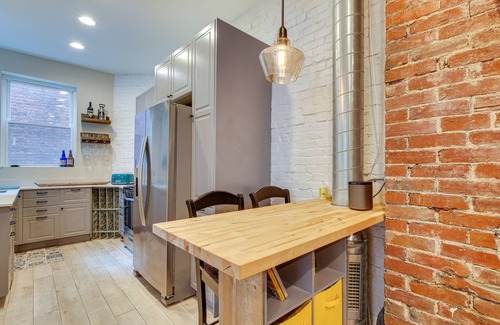 Lawrenceville Casa | 3 Mi to Dtwn: Charming Row House in Pittsburgh