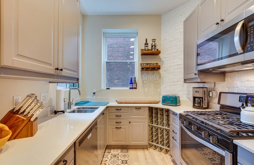 Lawrenceville Casa | 3 Mi to Dtwn: Charming Row House in Pittsburgh