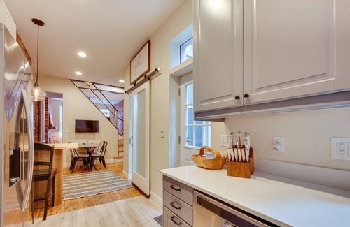 Lawrenceville Casa | 3 Mi to Dtwn: Charming Row House in Pittsburgh