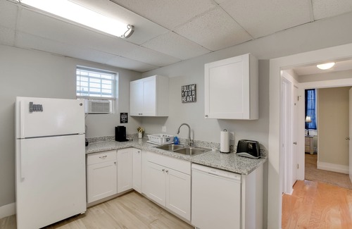 Galveston Apartamento | 3 Mi to Dtwn Galveston: Beautiful Apt w/ Deck!