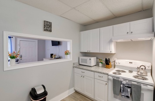 Galveston Apartamento | 3 Mi to Dtwn Galveston: Beautiful Apt w/ Deck!