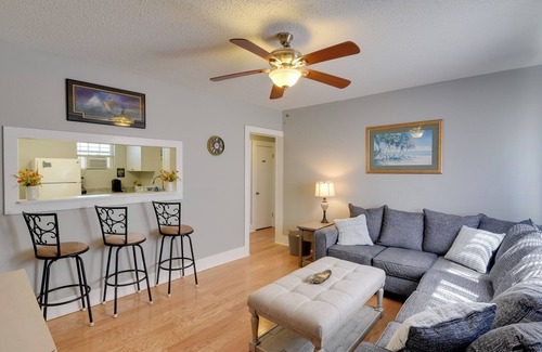 Galveston Apartamento | 3 Mi to Dtwn Galveston: Beautiful Apt w/ Deck!
