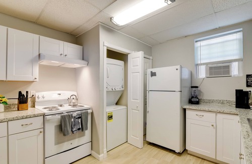 Galveston Apartamento | 3 Mi to Dtwn Galveston: Beautiful Apt w/ Deck!