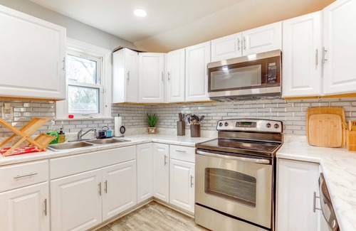 Newark Casa | 3 Mi to Dtwn: Home w/ Yard in Newark