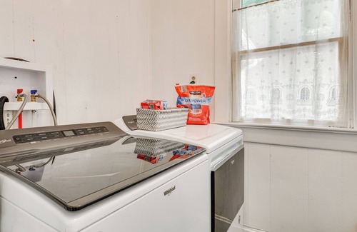 Windsor Park Apartamento | 3 Mi to Dtwn Indy: 20th-century Apt w/Fenced Yard