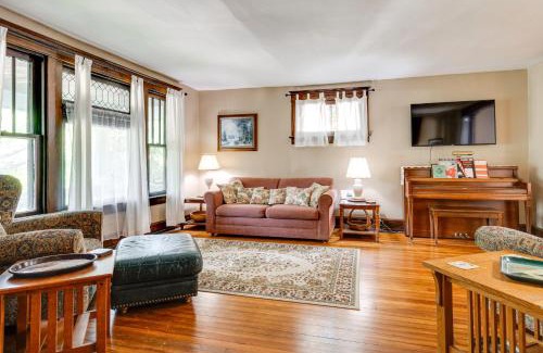 Near Eastside Apartamento | 3 Mi to Dtwn Indy 20th-Century Apt with Fenced Yard