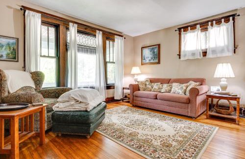 Near Eastside Apartamento | 3 Mi to Dtwn Indy 20th-Century Apt with Fenced Yard