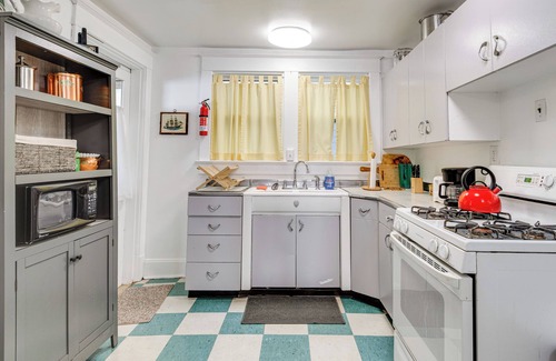 Near Eastside Apartamento | 3 Mi to Dtwn Indy: 20th-Century Apt w/Fenced Yard