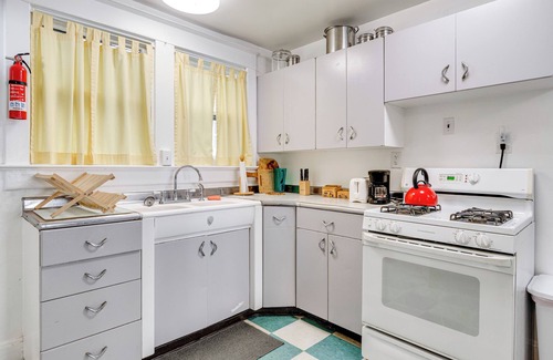 Near Eastside Apartamento | 3 Mi to Dtwn Indy: 20th-Century Apt w/Fenced Yard