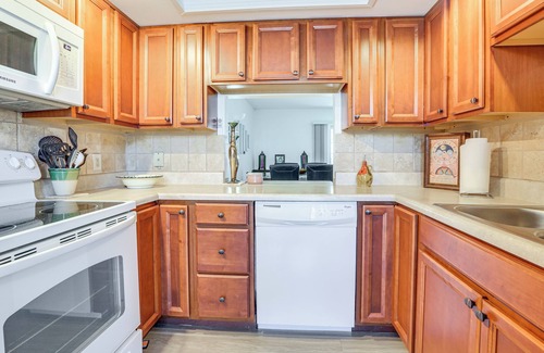 East Naples Condominio | 3 Mi to Dtwn: Naples Condo w/Access to 9 Pools!