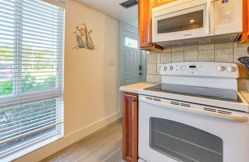 East Naples Condominio | 3 Mi to Dtwn: Naples Condo w/Access to 9 Pools!