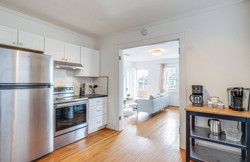 Roanoke Apartamento | < 3 Mi to Dtwn Roanoke: Inviting Unit w/ Balcony